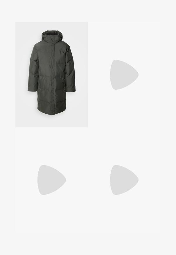 Lindbergh COAT - Ziemas mētelis - dark green; Trīs apļa kakla T-krekli balts, gaiši pelēks un melns. Izgatavoti no mīksta kokvilnas, ar īsām piedurknēm un brīvu piegriezumu.; Gai pelēko džinsu bikses ar taisnajām kājām, piecu kabatu stilu un pogu aizdari. Redzama šuvju apstrāde gar šuvēm.; Melnas augstas kedas ar baltu zoli un auklām, apvienotas ar brīvām zilām džinsām, atpūšoties uz pelēka margotā balsta.