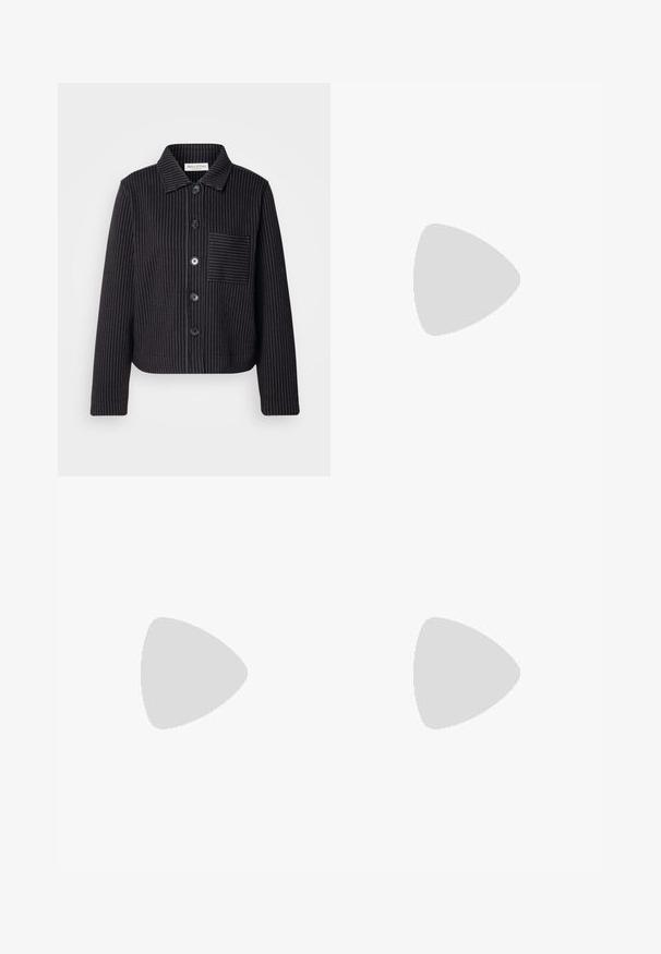 Marc O'Polo OVERJACKET PINSTRIPE - Suvejakk - multi; Mustreepinguga musta pikad varrukad V-kaelusega top, millel on tekstuuriga horisontaalsed triibud õlgadel. Sobiv disain, sile kangas, ilma mustriteta.; Scotch & Soda EDIE HIGH RISE TAILORED WIDE LEG - Püksid - black; Must musta jalgadega must nahast lohvik, paksu tallaga ja rihmaga ülevalt, kujutatud külgvaates valgel taustal.
