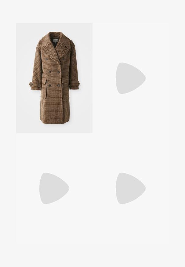 Brauner karierten Doppelreiher-Mantel mit großen Revers, zwei Vorderaschen und knöpfbaren Manschetten. Hergestellt aus strukturiertem, gewebtem Stoff.; Braunes, kurzes T-Shirt mit rundem Halsausschnitt, kurzen Ärmeln und einer weichen Textur. Entworfen mit einem lässigen Schnitt und minimalen Details.; Dunkelgrüne Jeans im weit geschnittenen Style, hergestellt aus einem Baumwollgemisch. Sie verfügen über einen Frontknopfverschluss, fünf Taschen und klassische Denim-Nähte.; Dr. Martens MAYBOLE CHELSEA - Plateaustiefelette - black/cherry red; Braune, krokodilgeprägte Lederhandtasche mit einer geschwungenen, strukturierten Form und einem goldenen Knotenakzent. Verstellbarer Riemen und glatte Textur.