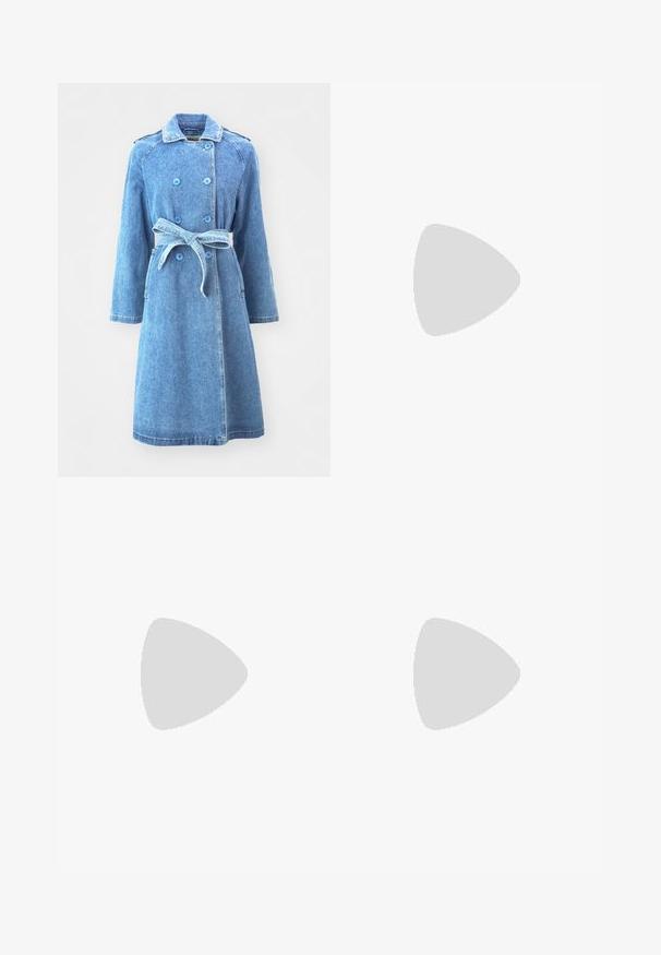 Jasnoniebieski płaszcz dżinsowy z podwójnym zapięciem na guziki, paskiem w talii, długimi rękawami i dwoma bocznymi kieszeniami. Gładka tekstura, długość do kolan.; Przycięta koszula w kratę w odcieniach burgundowym i brązowym, z guzikami z przodu, kołnierzykiem i kieszonką na piersi. Miękka tkanina z długimi rękawami.; Czarne dżinsy z wysokim stanem i szerokimi nogawkami, pięciokieszeniowy design oraz widoczne szwy. Materiał ma gładkie, lekko teksturowane wykończenie.; Czarne skórzane wysokie botki z ostrym noskiem i niskim obcasem. Posiadają wąski pasek z metalową klamrą wokół kostki. Gładka tekstura.; Torebka w kolorze burgundowym, pleciona, o zaokrąglonym kształcie i pojedynczym uchwycie, z teksturowaną powierzchnią oraz elastycznym zaciąganym zapięciem.