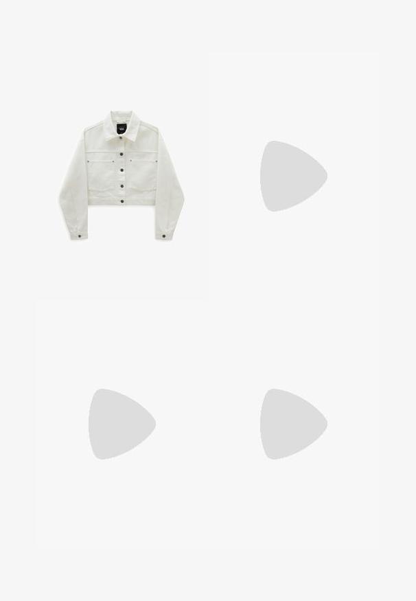 Beskåret hvid denimjakke med to brystlommer, brune knaplukninger og klassisk krave. Blød tekstur og lange, let pufede ærmer.; Bordeaux zipjakke med hvid vandret stribe og tre hvide sidelister. Har en høj krave og to lynlåslommer på siden.; Hvid tætsiddende T-shirt lavet af bomuld, med rund halsudskæring og korte ærmer, prydet med et lyseblåt broderet logo på forsiden.; Burgunderrøde træningsbukser med snøre i taljen, hvide sidestreger og en tætsiddende pasform. Fremstillet af et glat, let stof.; Sportsko med en overdel i hvid læder, grå ruskind på tåen og tre sorte striber. Har et blåt logo på tungen og en struktureret gummisål.