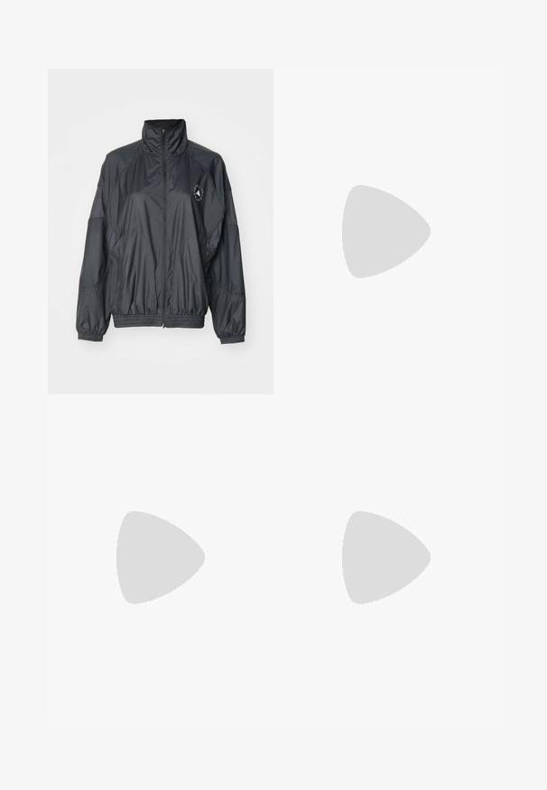 Casaco preto com fecho éclair, apresentando uma gola alta, punhos elásticos e uma cintura franzida. Feito de tecido leve e suave, com um detalhe de logotipo.; T-shirt preto de manga curta feito de algodão. Gola redonda com bainha curva e fendas laterais. Textura suave, ajuste casual.; Calções de corrida pretos com cintura elástica, tecido leve e design texturizado com subtis detalhes laterais.; Tênis atlético branco com parte superior em malha, três listras pretas de cada lado, detalhes texturizados e uma sola de borracha resistente com uma seção preta contrastante.