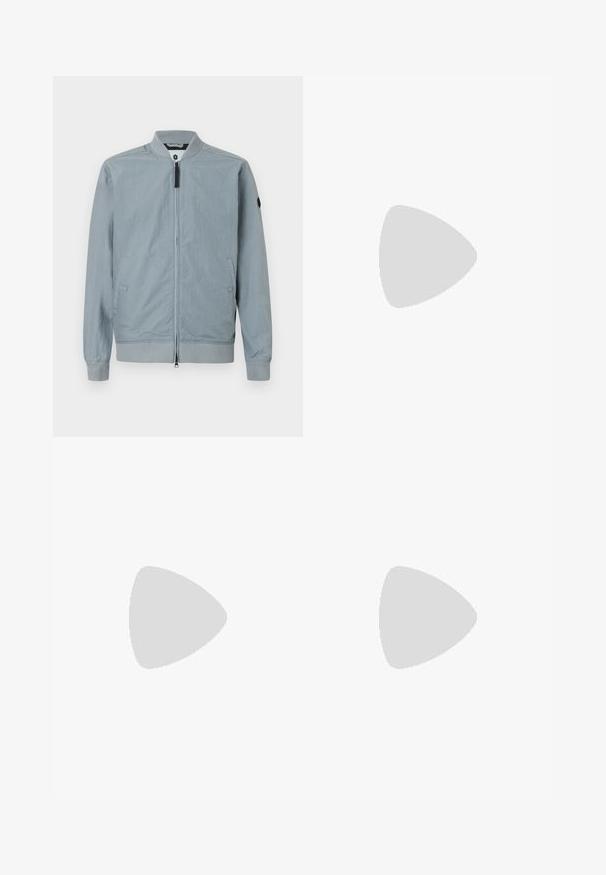 Veste bomber grise clair, fermeture éclaire, col et poignets côtelés, poches latérales, design minimaliste avec un petit logo en accent sur la manche.; T-shirt en coton noir avec un col rond, des manches courtes et un logo blanc imprimé sur la poitrine gauche. Design simple, couleur unie.; Pantalon beige à coupe droite, avec une taille à cordon de serrage, un devant plissé et une texture lisse. Design simple et polyvalent.; Baskets basses blanches avec un dessus en cuir texturé, semelle crémée à stries, et accent de talon tan. Présente des lacets blancs et un logo sur le talon.