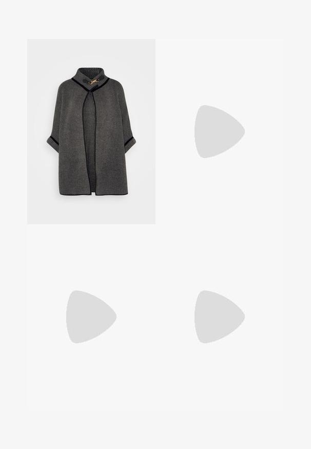 VILA VICEMRE - Apmetnis - dark natural; Melna kokvilnas T-kreklu ar īsām piedurknēm, virs baltas garām piedurknēm ar smalku teksturētu rakstu. Apaļas kakla izgriezuma dizains.; Platas kājas bikses tumši pelēkā audumā, ar gludu tekstūru, elastīgu jostasvietu un divām priekšējām kabatām. Düzfronta dizains.; Pelēks, pielāgots mētelis ar taisnu griezumu; kombinēts ar melniem ādas zābakiem līdz ceļiem, kuriem ir kvadrāta formas purngals un masīla dūre.