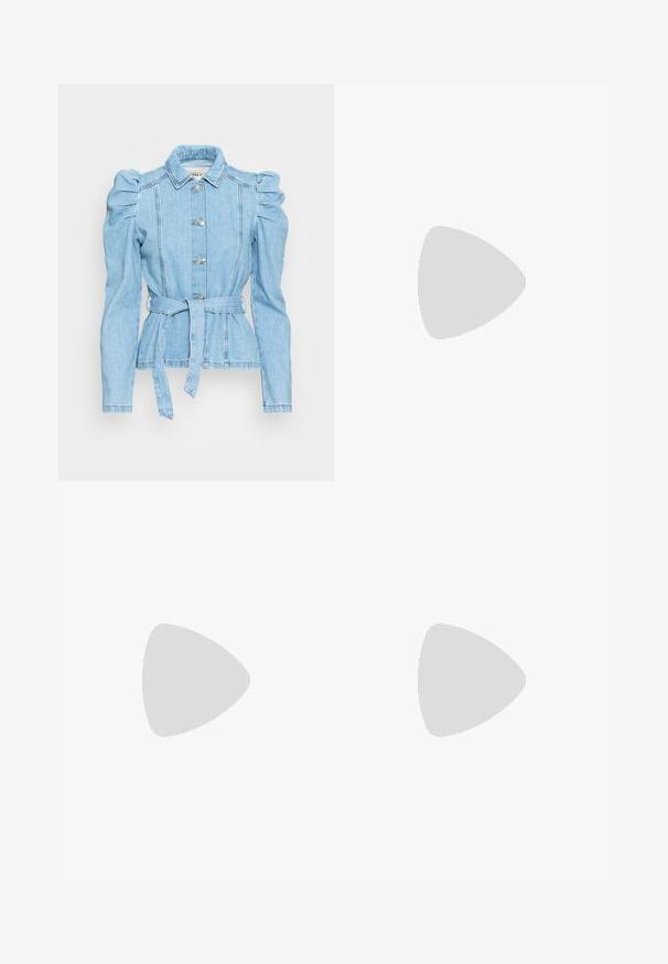 Lys blå denimjakke med puffermer, belte i midjen, fem knapper og en strukturert krage. Har detaljerte sømmer og en tettsittende passform.; Svart ribbet crop tank top med rund halslinning og ermeless design. Laget av myk, elastisk stoff med rene, kantede kanter.; Svarte vide bukser laget av elastisk stoff. Har høy midje og en glatt, tettsittende design som vidder ut fra kneet og nedover.; Sorte plattformsandaletter med kraftige såler og flere stropper, med metallspenner og en jevn lær-lignende tekstur.