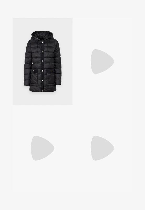 MICHAEL Michael Kors HOODED LONGLINE PACKABLE - Vinterfrakke - black; Sort langærmet turtleneck top lavet af glat stof, med en rynket krave og tætsiddende silhuet med enkle kanter.; Sort skræddersyede bukser med lige ben, der har bæltestropper og sidelommer. Fremstillet af glat stof med en ren finish.; Sort læderballetsko med rund tå, glat tekstur, minimal syning og et fleksibelt såldesign.; Sort håndtaske lavet af tekstureret læder med en rund form. Har en tynd skulderrem og dekorative præget mønstre.