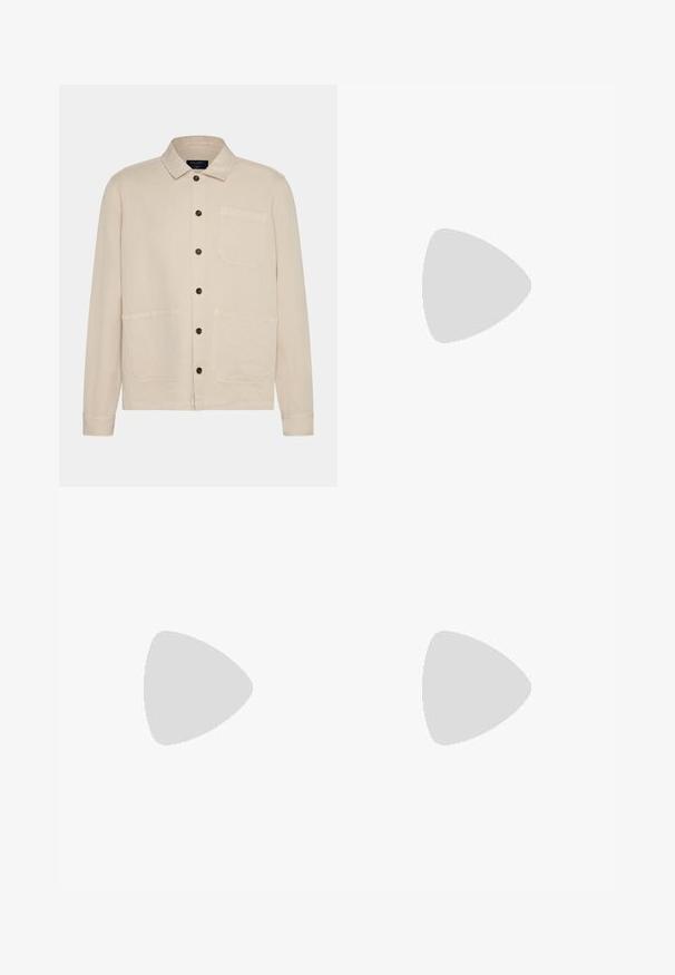 Beige katoenen jack met een kraag, knoopsluiting aan de voorkant, twee grote opgestikte zakken en lange mouwen. Kenmerkend zijn de donkere knopen en de losse pasvorm.; Blauw-wit gestreept overhemd met lange mouwen van katoen, met een button-down kraag, knopen aan de voorkant en een klein geborduurd logo op de borst.; Beige broek met een gladde textuur, rechte snit, twee achterzakken met knopen en een standaard tailleband.; Marineblauwe suède sneaker met een lage profiel, ronde neus en een contrasterende beige rubberen zool. Heeft ton-sur-ton veters en een zachte textielen voering.