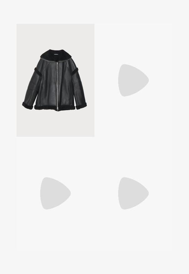 Veste en cuir noir avec fermeture éclair à l'avant, col large et accents en fausse fourrure sur les poignets et l'ourlet, offrant une coupe décontractée et carrée.; T-shirt noir surdimensionné avec le texte blanc "Enfants du Royaume Bruyant", "Né dans le béton", "Incassable" et un graphique détaillé d'aigle en dessous.; Han Kjøbenhavn PANELLED TRACK TROUSERS - Pantalon de survêtement - anthracite black; Baskets en suede marron foncé avec une finition texturée, dotées de lacets élastiques, d'une languette et d'une semelle Vibram pour une meilleure adhérence.