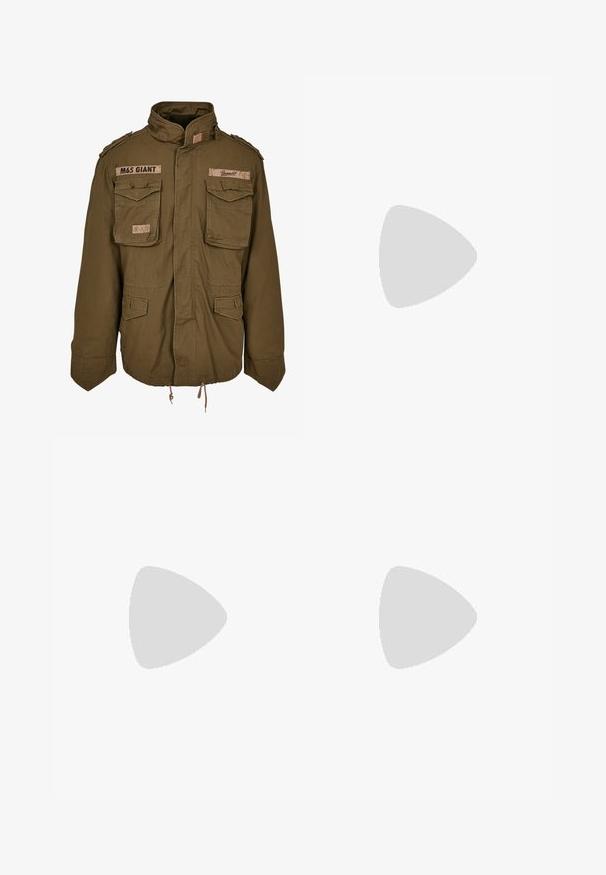 Olivno zelena M65 jakna s stoječim ovratnikom, dvema prsima žepoma, nastavljivim nastavkom na pasu in šivanimi našitki na ramenih.; Bela bombažna majica s kratkimi rokavi, okroglo ovratnikom in majhnim črnim logotipom na prsih. Gladka tekstura in sproščen kroj.; Sive kratke hlače iz bombaža z elastičnim pasom, nastavljivim vezanjem, stranskimi žepi in sproščenim krojem. Gladka tekstura in dolžina do kolen.; Črno-bele superge z zgornjim delom iz usnja in nubuka, ki imajo tri bele črte, perforiran vrh prstov in podplat iz gume.