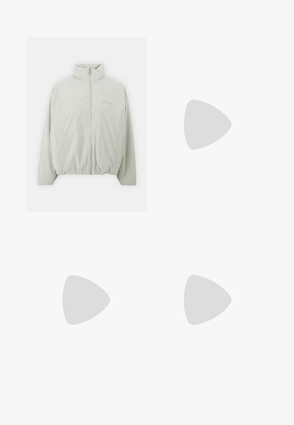 Giacca zip-up grigia chiara con colletto alto, orlo elasticizzato e tasche laterali; presenta dettagli logo discreti in filo più chiaro.; Felpa color crema con vestibilità rilassata, colletto a coste e piccolo dettaglio grafico viola sul petto. Materiale in morbido cotone.; Pantaloni sportivi marroni con elastico in vita, due tasche laterali e un piccolo logo sul lato sinistro, realizzati in un tessuto morbido.; Stivale Moon rosa con cima alta, tessuto testurizzato, lacci decorativi e una fascia con logo. Presenta una suola resistente per maggiore stabilità.
