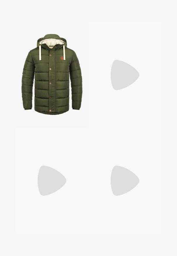 Olivgrüne Steppjacke mit Kapuze, ausgestattet mit einem Fleecefutter, gestepptem Design, Knopfleiste vorne und Seitentaschen.; Junge Person mit geflochtenem Haar, die ein hellgraues Nike-T-Shirt und schwarze Nike-Shorts trägt, vor einem einfarbigen weißen Hintergrund.; Beige Cargo-Hosen aus leichtem Baumwollmaterial. Mit elastischen Bündchen, mehreren Seitentaschen und einem Knopfverschluss.; Weiße Leder-Sneaker mit Perforationen, runder Zehenpartie, flacher Sohle und dicken Schnürsenkeln, mit sichtbar eingesticktem Swoosh-Logo und "AIR" an der Ferse.