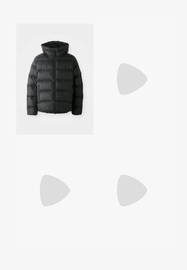 Juodas pūkinis švarkas su užtrauktuku priekyje, gobtuvu ir siuvinėtais horizontaliais segmentais. Turintis tekstūruotą paviršių ir logotipo akcentą krūtinėje.; Juodas medvilninis Nike marškinėliai su klasikinėmis apykaklėmis, trumpomis rankovėmis ir subtiliu, įspaustu logotipu ant krūtinės. Sklandus tekstūra.; Juodos laisvos kelnės su raišteliu liemens, šoninėmis kišenėmis ir tiesiu kirpimu ant vienodos fono.; Juodi sportiniai bateliai su tekstūruota medžiaga ir guminiais padais, su elastingomis raišteliais ir mėlynu akcentu ant kulno. Dėvimi su šviesiai mėlynomis džinsinėmis kelnėmis.