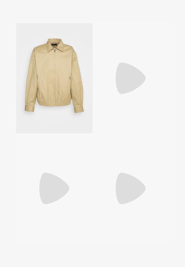 Carhartt WIP NEWHAVEN JACKET - Let jakke / Sommerjakker - sable; Hvid bomulds t-shirt med korte ærmer, rund halsudskæring, afslappet pasform, og ingen synlige logoer eller mønstre. Glat tekstur og minimalistisk design.; Sorte bukser med plisseret frontdesign, lavet af glat stof. Har knaplukning og bæltestropper; lige pasform.; Hvide lædersneakers med snørebåndslukning, tekstureret overflade og en tyk hvid gummisål med en savtaket kant for bedre greb.; Metalrammede solbriller med ovale grønne linser. Tynd sølvmetalramme og sorte ørepropper. Minimalistisk design, ingen synlige logoer.