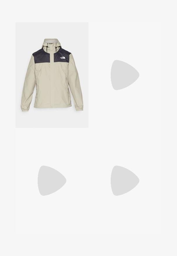The North Face M ANTORA JACKET - Giacca hard shell - clay grey/black; T-shirt nera a maniche corte realizzata in tessuto testurizzato, con un piccolo logo bianco nella parte superiore sinistra del petto, colletto rotondo.; Shorts grigi e neri con design a pannello, chiusura frontale con bottone e logo The North Face. Realizzati in un tessuto leggero e resistente.; Scarpe da esterni nere realizzate in mesh e materiale sintetico, con una parte superiore testurizzata, un sistema di allacciatura sicuro e una suola robusta, su terreno roccioso.