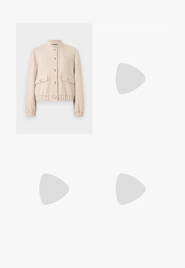 Veste bomber en tweed crème avec un col rond côtelé, des boutons argentés, deux poches avant et des poignets et un ourlet côtelés.; T-shirt blanc court en coton lisse, avec un col haut et des manches courtes. Petit logo brodé dans le coin inférieur.; Pantalons noirs au design ajusté, avec une taille haute, des plis et une coupe droite. Fabriqués en tissu lisse de couleur unie.; Bottines à talon en vernis noir avec un bout pointu et des accessoires dorés sur la bride, dotées d'un talon bloc. Texture lisse.