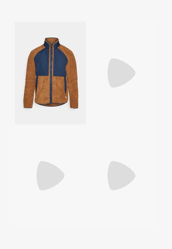 Fjällräven VARDAG PILE JACKET M - Jakna od flisa - chestnut/navy; Crna majica dugih rukava od pamuka. Ima okrugli izrez, rebraste manšete i mali crveni izvezeni logo na prsima. Glatka tekstura.; Crne hlače izrađene od laganog materijala, s elastičnim pojasom i integriranim zelenim remenom, ravnog kroja i bočnim džepovima.; Bijele i svijetlosmeđe sportske tenisice, sa mrežastim gornjim dijelom, perforiranim detaljima i teksturiranim međutrakom sa brendom na peti.