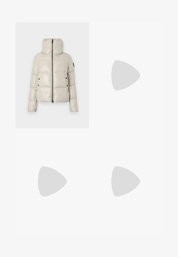 Veste rembourrée beige clair avec un col montant, fermeture éclair à l'avant et accents de boutons noirs. Présente une texture lisse et brillante, ainsi qu'un design court.; Deux t-shirts noirs à manches courtes avec col rond et petits logos gris "CK Calvin Klein" sur le côté gauche de la poitrine, présentés sur un fond blanc.; Jean noir taille haute évasé en denim, avec fermeture à bouton, passants de ceinture et poches latérales. Texture lisse avec un minimum de décoloration.; Mocassins en cuir noir avec un bout arrondi, une semelle épaisse et texturée, et des détails de couture minimalistes. Design épuré sans lacets ni métal visibles.