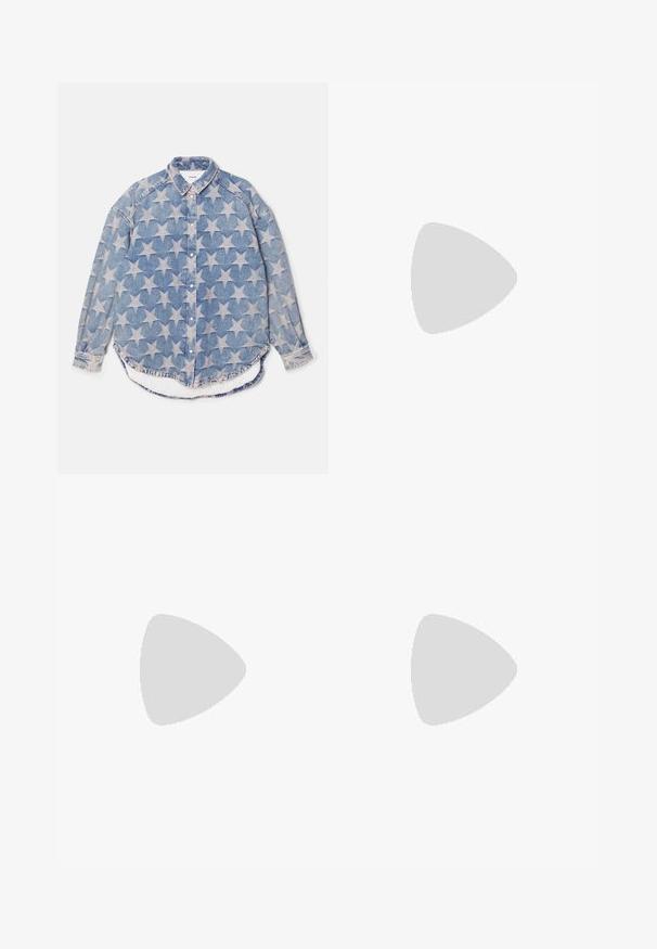 Denim pitkähihaine paita, jossa on nappikiinnitys, kaulus ja kevyet tähtikuviot koko kankaan pinnalla.; Mustat lyhythihaiset bodysuitit, joissa on pyöreä kaula-aukko ja korkealle leikattu lahje, valmistettu sileästä ja joustavasta kankaasta.; Harmaat farkut, joissa on löysä istuvuus, klassinen viisi-taskuinen muotoilu, napitettu etumus ja kulunut yksityiskohta reisissä.; Korkkipohjaiset mokkanahkaiset klossit vaaleassa oliivinvihreässä. Varustettu metallisoljella ja pyöristetyllä varpaalla.