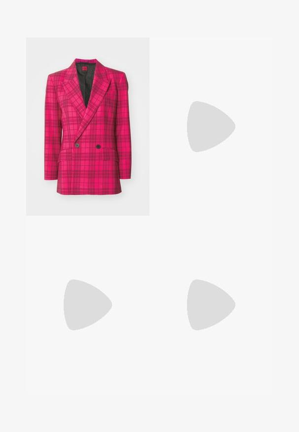 HUGO AKESI - Halflange jas - pink; Witte gecropte T-shirt, korte brede mouwen, zachte katoenmaterialen, ronde halslijn met subtiele oranje rand, minimalistisch ontwerp, geen patronen of graphics.; Zwarte op maat gemaakte broek gemaakt van lichtgewicht stof, met een rechte snit, platte voorkant en riemlussen. Glad textuur zonder zichtbare patronen.; Zwarte leren pump met een spitse neus en een chunky vierkante hak. Glad textuur, eenvoudig ontwerp, geschikt voor formele gelegenheden.