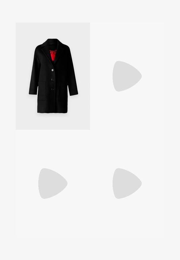 MAX&Co. TAROCCO - Cappotto classico - schwarz; T-shirt bianco in cotone con maniche corte, scollo rotondo, vestibilità comoda e orlo cucito. Etichetta visibile all'interno del colletto.; Pantaloni neri a zampa d'elefante con vita alta, realizzati in tessuto elastico. Presentano dettagli di cucitura verticale nella parte anteriore e una texture liscia.; MAX&Co. SOHO - Sandali con tacco - schwarz