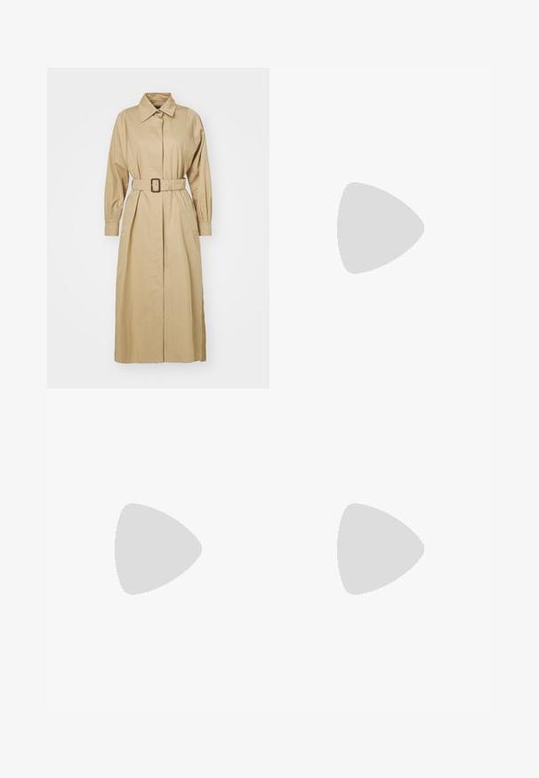 WEEKEND MaxMara LAMPARA - Klasický kabát - beige; Bílý dlouhý rukáv top s vysokým výstřihem, žebrovanou texturou a rovný střih. Tkanina vypadá měkká a hladká, bez viditelných vzorů.; Černé upravené kalhoty se rovním, širokým střihem, které mají hladkou strukturu a plochý přední díl s poutky na opasek.; Beige sandálky na vysokém podpatku s pletenou texturou, vyznačující se ozdobnou květinou a náramkem kolem kotníku. Čtvercová pata zajišťuje stabilitu.