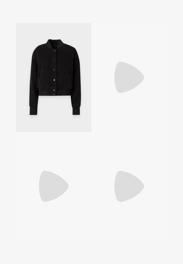Giacca bomber nera corta in morbido tessuto, con colletto e polsini a costine, bottoni a pressione frontali e tasche laterali.; T-shirt nera a maniche corte con scollatura rotonda, realizzata in morbido cotone. Design semplice, senza loghi o motivi visibili.; Pantaloni larghi a righe bianche e nere con vita a cordoncino. Realizzati in un tessuto morbido, presentano righe orizzontali e una vestibilità comoda.; Sandali con tacco beige a blocco, design con cinturini, e cinturino alla caviglia regolabile, realizzati in materiale sintetico liscio con finitura opaca.