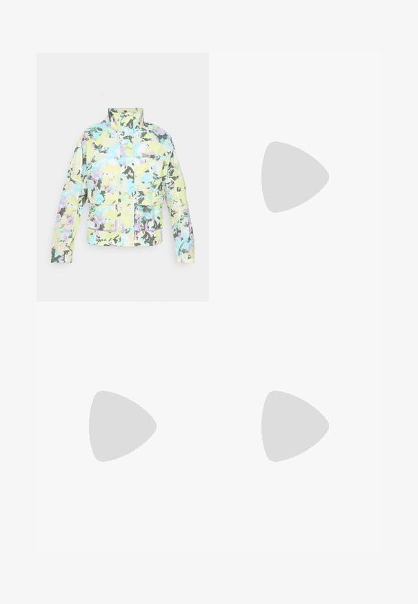 Veste multicolore avec un motif camouflage dans des teintes pastel. Dotée d'un col montant et de deux poches frontales. Tissu texturé avec un léger éclat.; T-shirt à manches longues blanc côtelé avec un col rond. Fabriqué en un tissu extensible qui épouse le corps. Présente de fines lignes horizontales.; Jeans en denim bleu clair à large jambe, avec une taille mi-haute, cinq poches et une fermeture à bouton avec un accent métallique fin.; Baskets en suède gris clair avec des accents en cuir blanc, trois rayures blanches et une semelle en caoutchouc marron, dotées d'un col rembourré pour plus de confort.
