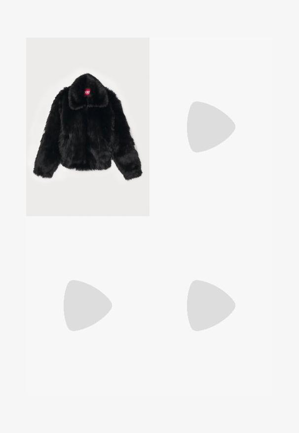 032c ANTI GAUGUIN BLOUSON - Giacca invernale - black; Felpa nera corta con colletto alto, chiusura a mezzo zip, polsini a coste e un piccolo logo Nike bianco sul petto sinistro. Tessuto morbido.; Pantaloni sportivi Nike in blu navy, realizzati in materiale morbido. Presentano una vita elastica con cordoncino e orli alle caviglie. Piccolo logo bianco in evidenza.; Le sneaker Nike a basso profilo in bianco e nero presentano una tomaia in pelle liscia, punta rotonda, chiusura con lacci e una suola in gomma con un motivo.