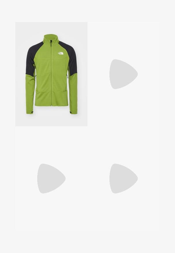 Zielona polarowa kurtka z czarnymi akcentami na ramionach, z zamkiem na całej długości, wysokim kołnierzem i logo na piersi; teksturowany materiał z dwoma bocznymi kieszeniami.; Biała koszulka z długim rękawem wykonana z bawełny, z okrągłym dekoltem. Posiada małe czarne logo na piersi. Gładka faktura, regularny krój.; Czarne dresy z elastycznym paskiem w talii, zwężanym krojem, elastycznymi mankietami i małym białym logo na lewej udzie, wykonane z gładkiego materiału.; Czarne buty outdoorowe wykonane z siateczki i materiału syntetycznego, z fakturowaną cholewką, zabezpieczonym systemem sznurowania i solidną podeszwą, na skalistym terenie.