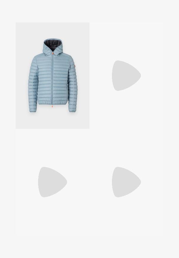 Save the duck DONALD - Veste mi-saison - atitlan grey; Chemise à col, à manches courtes, de couleur bleu marine avec des rayures verticales blanches. Dotée d'une fermeture à boutons et d'un motif en tricot texturé.; Pantalon noir ajusté avec une coupe droite, fabriqué en tissu lisse. Comprend des passants de ceinture et un pli au niveau du devant.; Des baskets en cuir blanc avec une finition lisse, un bout rond, des lacets plats et une semelle texturée. Accents en daim gris au niveau du talon.; Lunettes de soleil en plastique transparent avec des verres marron rectangulaires, dotées de branches fines et transparentes ainsi que d'accents en métal sur les tempes.