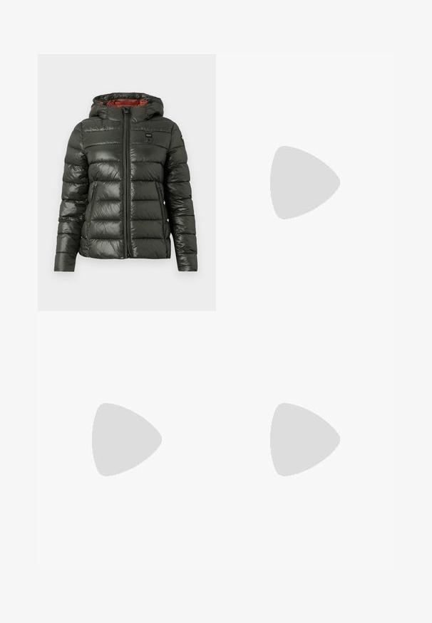Veste rembourrée de couleur vert foncé avec une finition brillante, fermeture éclair à l'avant, capuche et doublure orange contrastante. Comprend des poches latérales et un détail de logo.; T-shirt rayé avec des bandes horizontales noires et blanches, col rond et manches courtes. Fabriqué en tissu doux et léger.; Jeans larges bleu clair en denim, avec taille haute, devant plissé, fermeture à bouton et ourlet droit avec coutures apparentes.; Ballerines en cuir verni ivoire avec deux sangles décoratives et boutons dorés, présentant un bout rond et un petit talon carré.