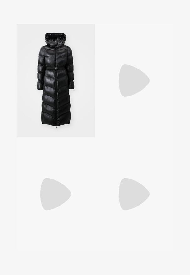 Cappotto lungo nero imbottito con finitura lucida, cappuccio, design a motivo chevron, chiusura con zip e vita regolabile per una silhouette aderente.; T-shirt in cotone nero con maniche corte, caratterizzato da una grafica rosa di occhiali da sole e la scritta "Non tua ragazza" sulla parte sinistra del petto.; Pantaloni neri a gamba larga realizzati in cotone, con vita alta, ampie tasche laterali e vita con cintura arricchita da dettagli in metallo argentato.; Mocassini neri in pelle con suola piatta spessa. Punta arrotondata, dettaglio della cucitura frontale e accenti di cucitura sottili. Suola piatta e testurizzata.