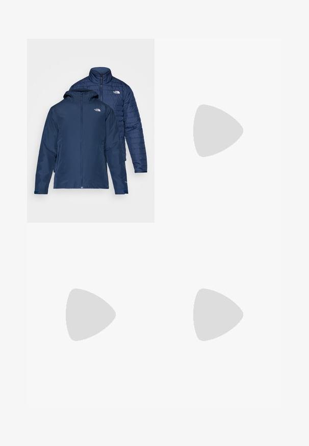 Giacca reversibile blu navy con un'esterno impermeabile e un interno imbottito isolato. Presenta cerniere e tasche laterali doppie.; T-shirt bianco a maniche lunghe in cotone con colletto rotondo. Presenta un piccolo logo nero sul petto. Texture liscia, vestibilità regolare.; Pantaloni sportivi neri con vita regolabile tramitecordino, vestibilità affusolata, polsini elasticizzati e un piccolo logo bianco sulla coscia sinistra, realizzati in tessuto morbido.; Scarpe da esterni nere realizzate in mesh e materiale sintetico, con una parte superiore testurizzata, un sistema di allacciatura sicuro e una suola robusta, su terreno roccioso.