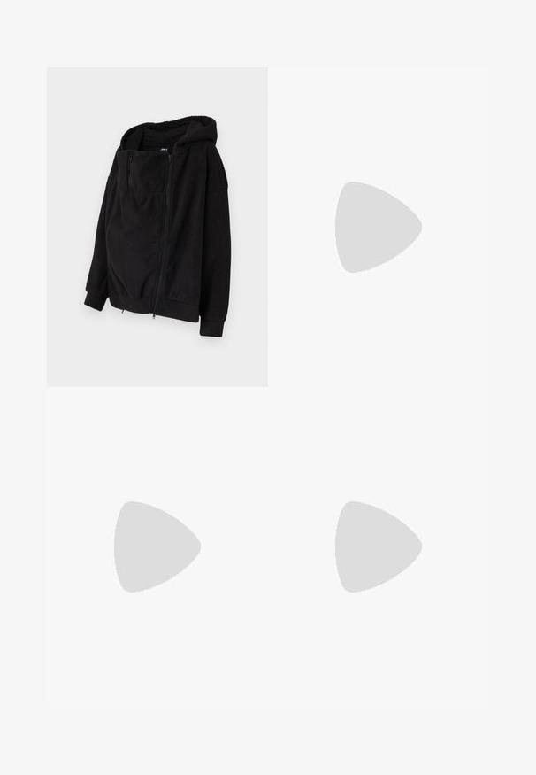ONLY MATERNITY OLMALLIE HOOD - Fliisjakk - black; Kolm emme tank topi valges, hallis ja mustas värvitoonis. Veniv kangas, reguleeritavad õhuke rihmad ja mugavuse tagavad volditud külgseemed.; Rasedusjeansid sinise denimi jalgadega ja musta veniva kõhuplaadiga, mis on mõeldud toetama ja katma kasvavat kõhtu.; Valged sneakerd, millel on sile sünteetiline ülemine osa, väikeste aukudega varvaskast, lamedad paelad ja tekstuuriga tald, eksponeeritud puidust pinnal.