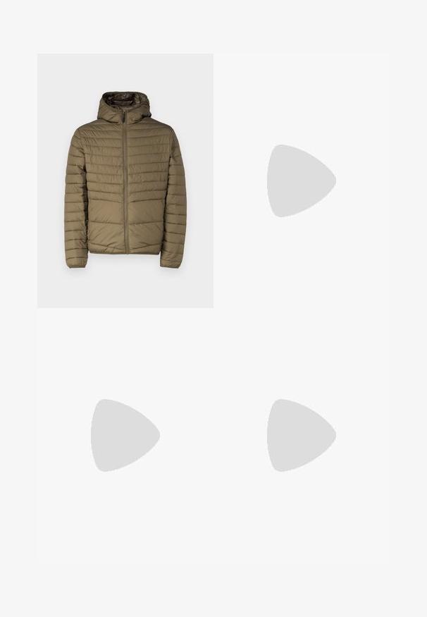 Olivengrüne Pufferjacke mit Reißverschluss vorne, Kapuze und gesteppten horizontalen Linien für Textur. Leicht und mit glatter Oberfläche.; Zwei Poloshirts: eines in marineblau und eines in Weiß, beide mit einem kleinen rot, weiß und blauen Akzent auf der Brusttasche und dem Kragen.; Dunkelblaue Jeans im Slim Fit mit subtiler Verwaschung, fünf Taschen und einem Metallknopfverschluss. Genähte Akzente in kontrastierender Farbe.; Weiße Sportschuhe aus synthetischem Material. Mit glatter Oberfläche, runder Zehenpartie, Schnürdesign und gestreiften Akzenten an den Seiten.