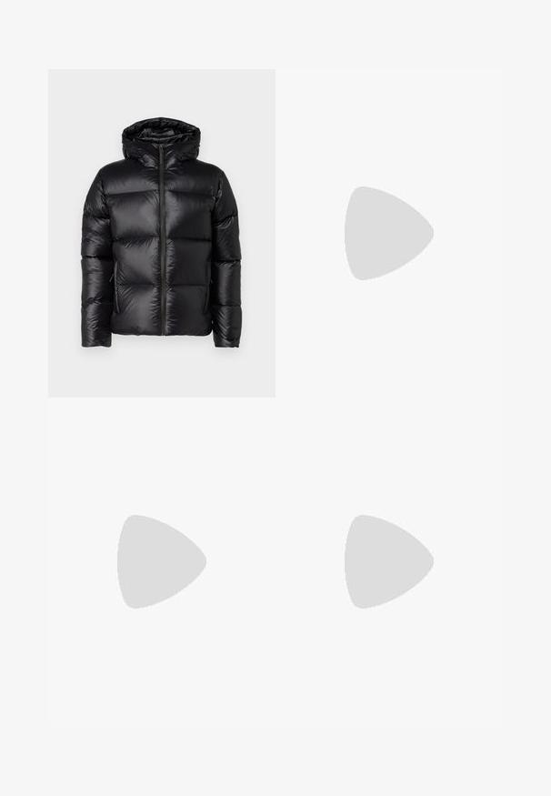 Belstaff RESOLVE JACKET - Jakna ispunjena paperjem - black; Lacoste Osnovna majica kratkih rukava - black; Khač pantaloni, mješavina pamuka, ravnog kroja, s prednjim nabora, petljama za remen i kopčanjem na gumb. Glatka tekstura bez uzoraka.; Bijele i svijetlosmeđe sportske tenisice, sa mrežastim gornjim dijelom, perforiranim detaljima i teksturiranim međutrakom sa brendom na peti.