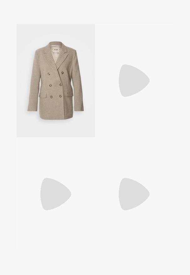 Mos Mosh ENYA BLAZER - Rövid kabát - light brown; Hosszú ujjú, kerek nyakú felső puha, könnyű fehér anyagból, laza szabással. Tiszta szegéllyel és látható fémrész nélkül készült.; Fekete, bő szárú nadrág magas derékkal, gombos részletekkel a derékrészen és elülső pliszékkal.; Fekete bőr magassarkú cipő hegyes orral és alacsony tömb sarkal. Bokapánttal rendelkezik, aranyszínű csattal. Simább textúra.; Fekete kézi táska strukturált formával, sima textúrával és fémből készült záródással. Széles fekete nadrággal és nyitott orrú szandállal párosítva, fából készült padlón.