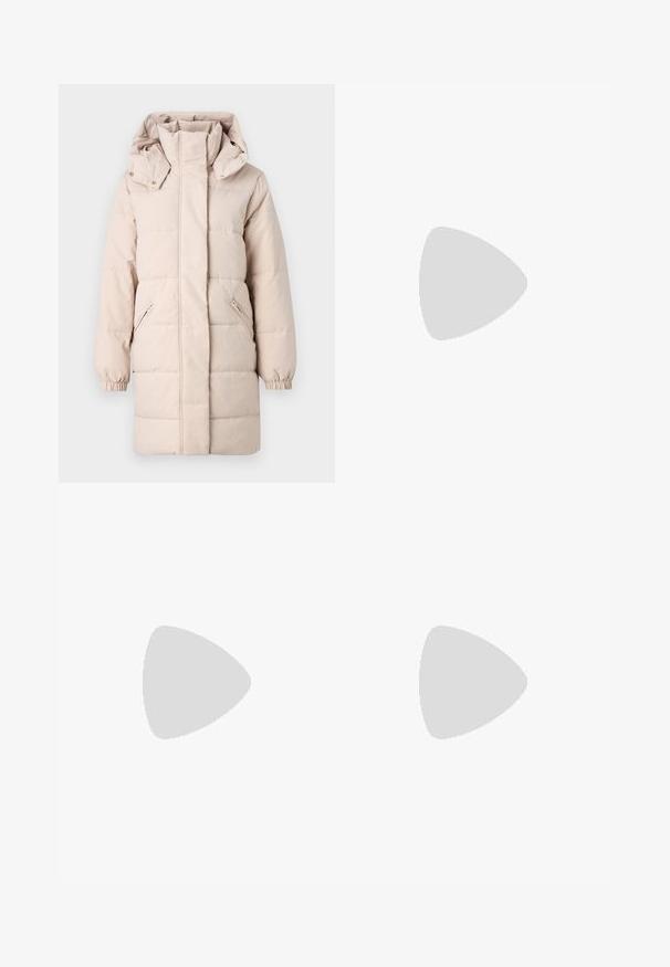 Veste matelassée beige avec un col montant et une capuche amovible. Présente des poches latérales zippées et des poignets élastiqués. Texture lisse, design matelassé.; T-shirt noir oversize avec un graphique d'un ours et le texte « PAS MIGNON MAIS SAUVAGE » en lettres blanches, en gras. Matériau en coton.; Jeans en denim bleu clair à taille haute. Présentent des jambes larges, deux zones déchirées aux genoux et un style classique à cinq poches.; Baskets montantes en toile blanche avec semelle en caoutchouc noir, capuchon en caoutchouc à l'avant, et six œillets pour les lacets, présentant un design épuré et minimaliste.