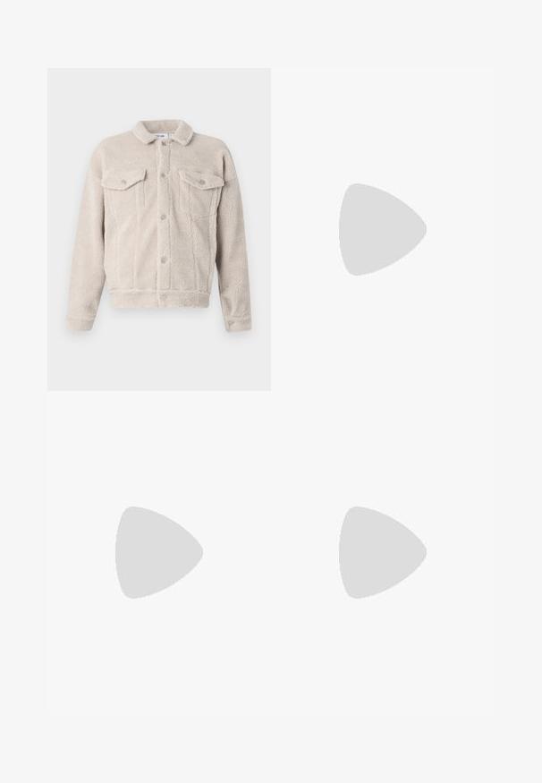 Faux-Shearling-Jacke in hellem Beige. Knopfleiste vorne mit zwei Brusttaschen und einem Kragen. Weicher Stoff, cropped Schnitt.; Weißes T-Shirt mit kurzen Ärmeln in gerippter Textur. Runder Ausschnitt, lockere Passform, keine sichtbaren Muster oder Akzente. Einfaches und vielseitiges Design.; Beige Cargo-Hosen aus Baumwolle, mit zwei Seitentaschen, einem Knopfverschluss und geraden Beinen aus einem leicht strukturierten Stoff.; Weiße Sneaker aus glattem Leder mit runder Zehenpartie, gesteppten Details und einer flachen Gummisohle. Minimalistisches Design mit Schnürung.