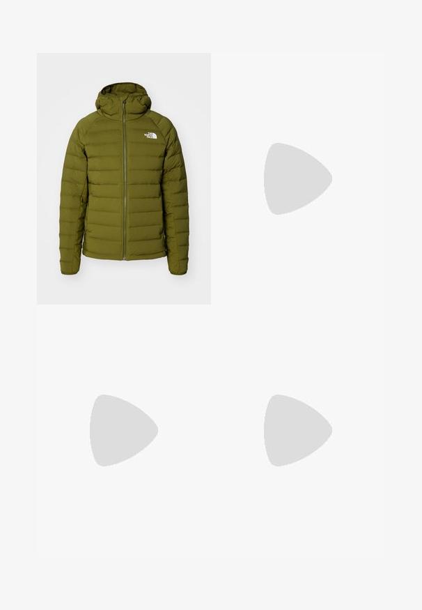 Giacca a vento verde oliva, imbottita e con cappuccio, dotata di chiusura a zip e design a righe verticali. Logo visibile sul lato sinistro del petto.; T-shirt nera a maniche corte in cotone, con scollatura rotonda e un piccolo logo bianco nell'area superiore sinistra del petto.; Pantaloni sportivi neri realizzati in tessuto leggero, con vita regolabile con cordino, tasche laterali e orli affusolati alle caviglie.; Scarpa da trail running nera con tomaia texture, suola in gomma e punta rinforzata. Presenta un collare imbottito e un tassello per un indossamento facile.