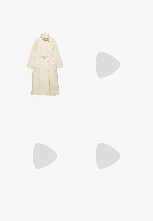 Kermansavun värinen trench-takki, jossa on korkea kaulus, etunapit, vyöllinen vyötärö ja sivutaskut; sileä pinta ja suora leikkaus.; Kermakotoinen neulepaita pyöreällä kaula-aukolla, ribboitujen hihansuiden ja helman kanssa. Pehmeä rakenne ja hieman löyhä istuvuus, yksinkertainen ja siisti muotoilu.; Vaaleat leveät housut, joissa on tekstuuri, etupuolella taitteet ja istuva vyötärö. Ei näkyviä sulkuja tai taskuja.; Mustat nahkaiset kudotut liukuvarvaskengät, joissa on matala lohkare korko ja aaltoileva reuna, esillä valkoisella taustalla.; Neule harmaa sävyinen huivi, jossa on teksturoitu kuvio pienistä rei'istä. Huivissa on kihara muotoilu, joka luo silmukan kahdelle roikkuvalle päälle.