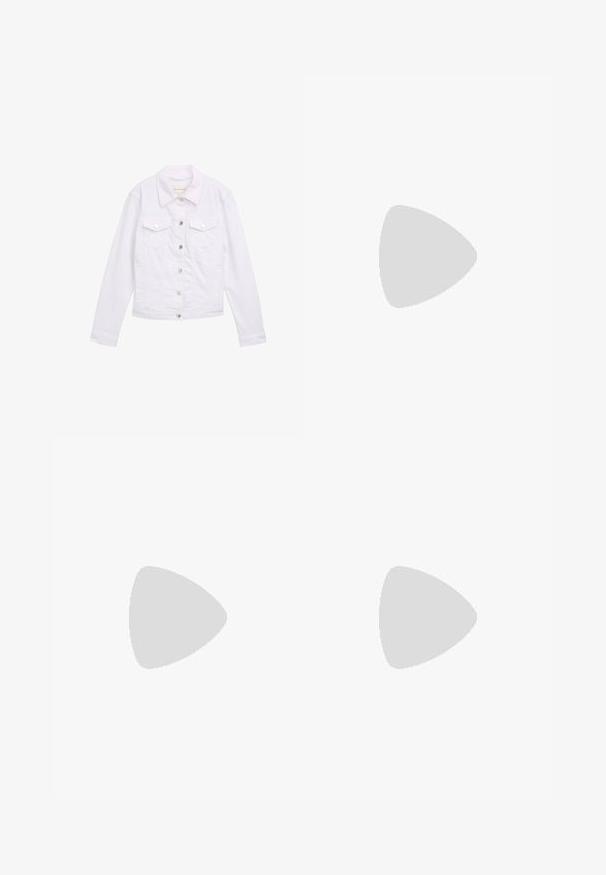 Hvid denimjakke med lange ærmer, klassisk krave, to brystlommer, sølvknapdetaljer og syede detaljer foran og ved manchetterne.; To lange skjorter med lange ærmer, en sort og en hvid, begge med firkantet halsudskæring og lavet af blødt, strækbart stof.; Sorte vide bukser med høj talje, knapdetaljer på taljebåndet og frontfald.; Sort hæl sandal med en glat læderoverdel, åben tå, brede frontstropper og justerbar ankelrem med detaljer i guldfarve.