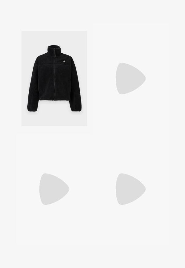 Svart fleecejakke med høy krage, hel glidelås og teksturert mønster. Har en liten logo øverst til venstre. Kort lengde.; Hvit bomull t-skjorte med et grafisk motiv av føtter i gule Nike fotballsko med blå detaljer, kombinert med et armbånd på venstre håndledd.; Svarte vide bukser laget av lett stoff, med et marineblått sidestykke og elastisk midjebånd. Liten hvit logo nederst.; Sorte lær- og syntetiske joggesko med hvit Nike swoosh, gummisåle, rund tå og sorte lisser. Ribbet hvite sokker synlige.