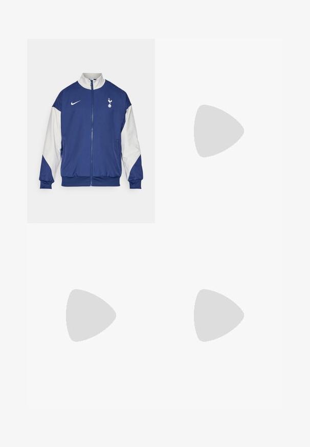 Giacca blu navy con maniche bianche, chiusura a zip completa, colletto alto, logo Nike ed emblem del Tottenham Hotspur sul lato sinistro del petto.; Maglia da calcio bianca a maniche lunghe con accenti blu navy, con il logo del Tottenham Hotspur e "AIA" in rosso sul davanti.; Pantaloni jogger Nike grigio chiaro con dettagli neri. Presentano loghi ricamati, vita elastica con cordino e caviglie svasate.; Sneaker in pelle nera con superficie texture, baffo Nike bianco, suola grigia, punta rotonda e design con lacci. Presenta delle perforazioni sulla punta.