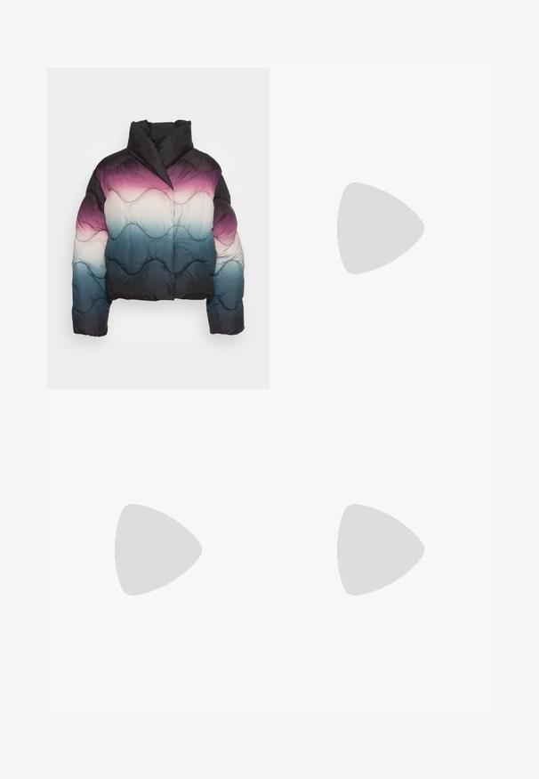 Weekday BRIGHT PUFFER JACKET - Casaco de inverno - winegradient; Top cropped branco com textura em espinha de peixe, apresentando a palavra "RACER" em letras grandes vermelhas e azuis na frente.; Jeans de perna larga de cintura alta em denim azul claro a escuro com desvanecimentos, apresentando um fecho de botão e passadores de cinto. Bainha limpa e sem brilhos visíveis.; Sapatilhas de camurça pretas com detalhes e atacadores brancos, combinadas com meias de crew em branco com nervuras, posicionadas sobre uma superfície cinza texturizada.