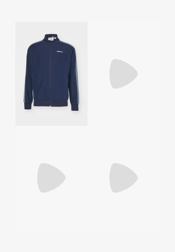 Tamsiai mėlynas zip-up treniruotinis džemperis iš lygaus audinio su baltais trimis juostelėmis ant rankovių ir siuvinėtu logotipu ant krūtinės.; Baltos medvilninės marškinėliai, trumpomis rankovėmis, apvaliu kaklu, lygia tekstūra, sušluoti į eilę, su subtiliu prekės ženklu ant kaklo.; Juodi sportiniai kelnių modeliai su elastinga juosmena, pagaminti iš šiurkščios medžiagos, su subtiliomis šoninėmis siūlėmis ir laisva, tiesia koja.; Juodi sportiniai bateliai su zomšos ir sintetine viršutine dalimi, turintys tris baltas juosteles, tekstūruotą gumos pado paviršių ir mėlyną logotipo etiketę ant liežuvėlio.