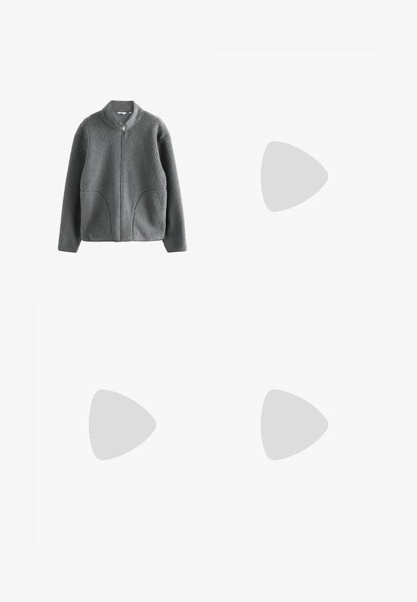 Giacca in felpa grigia con colletto alto, zip frontale completa, due tasche laterali e una finitura in tessuto testurizzato e morbido.; T-shirt in misto cotone grigio con logo Nike nero; presenta una piccola etichetta Nike sull'orlo laterale; design semplice, maniche corte.; Pantaloni cargo beige in un leggero cotone. Presentano polsini elasticizzati, molteplici tasche laterali e una chiusura con bottone.; Sneakers in pelle bianca con perforazioni, punta rotonda, suola piatta e lacci spessi, con logo swoosh visibile e "AIR" sul tallone.