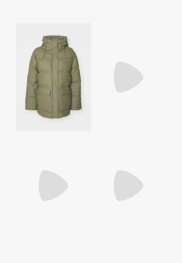 Pružný olivově zelený kabát s vysokým límcem, předním zipem, nastavitelnou kapucí a dvěma předními kapsami. Obsahuje prošívaný design.; Černý body s dlouhým rukávem a vysokým límcem, s pevným materiálem na trupu a průhlednými síťovanými rukávy, navržený v přiléhavém střihu.; Černé skinny džíny z denimu s středně vysokým pasem, pěti kapsami a roztrženým lemem. Materiál má hladkou texturu s mírnou pružností.; Černé kožené kotníkové boty se třemi sponami, zaoblenou špičkou a nízkým blokovým podpatkem. Design obsahuje hladké a texturované panely.; Stříbrné kruhové náušnice s hladkým, lesklým povrchem. Kulatý tvar a bezpečné zapínání na klip. Lehký design vhodný pro každodenní nošení.