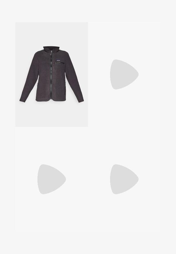 Giacca in pile grigia con zip anteriore, colletto alto e tasca sul petto. Presenta tasche laterali e una superficie in tessuto testurizzato.; Pullover di pile beige con mezza zip, colletto alto e maniche lunghe. Presenta un piccolo logo a patch sul lato sinistro del petto. Texture morbida.; Leggings neri con vita alta, cordino, texture liscia e design aderente. Presentano dettagli di cucitura lungo i lati.; Stivale da trekking nero con design a metà altezza, dotato di una tomaia texturizzata, accenti grigi e suola in gomma resistente con tasselli per la trazione.