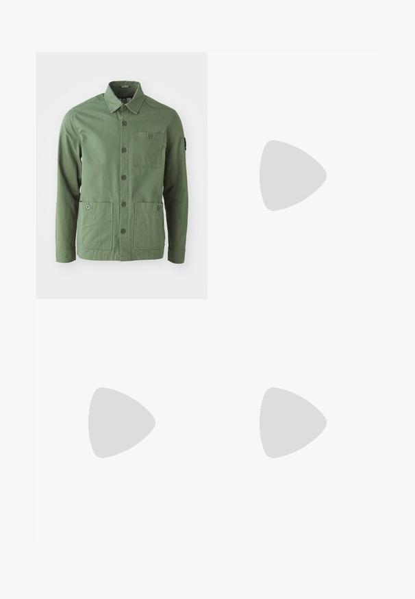 Zaļš kokvilnas žakets ar apkakli, priekšējo pogu aizdari un divām lielām priekšējām kabatām. Tāpat ir viena krūšu kabata un logo uzplecs uz piedurknes.; Balta kokvilnas t-kreklu ar īsām piedurknēm, apaļu kakla izgriezumu, ar mazu zelta logotipu kreisajā krūšu pusē. Mīksta tekstūra un regulāra piegriezuma.; Melni sporta bikses ar elastīgu jostu, izgatavotas no gludas auduma, ar smalku sānu šuvēm un brīvu piegriezumu, taisnas kājas dizains.; Melnas sporta apavas ar zamšādas un sintētisku augšdaļu, ar trim baltām svītrām, teksturētu gumijas zoli un zilu logo birku uz mēles.